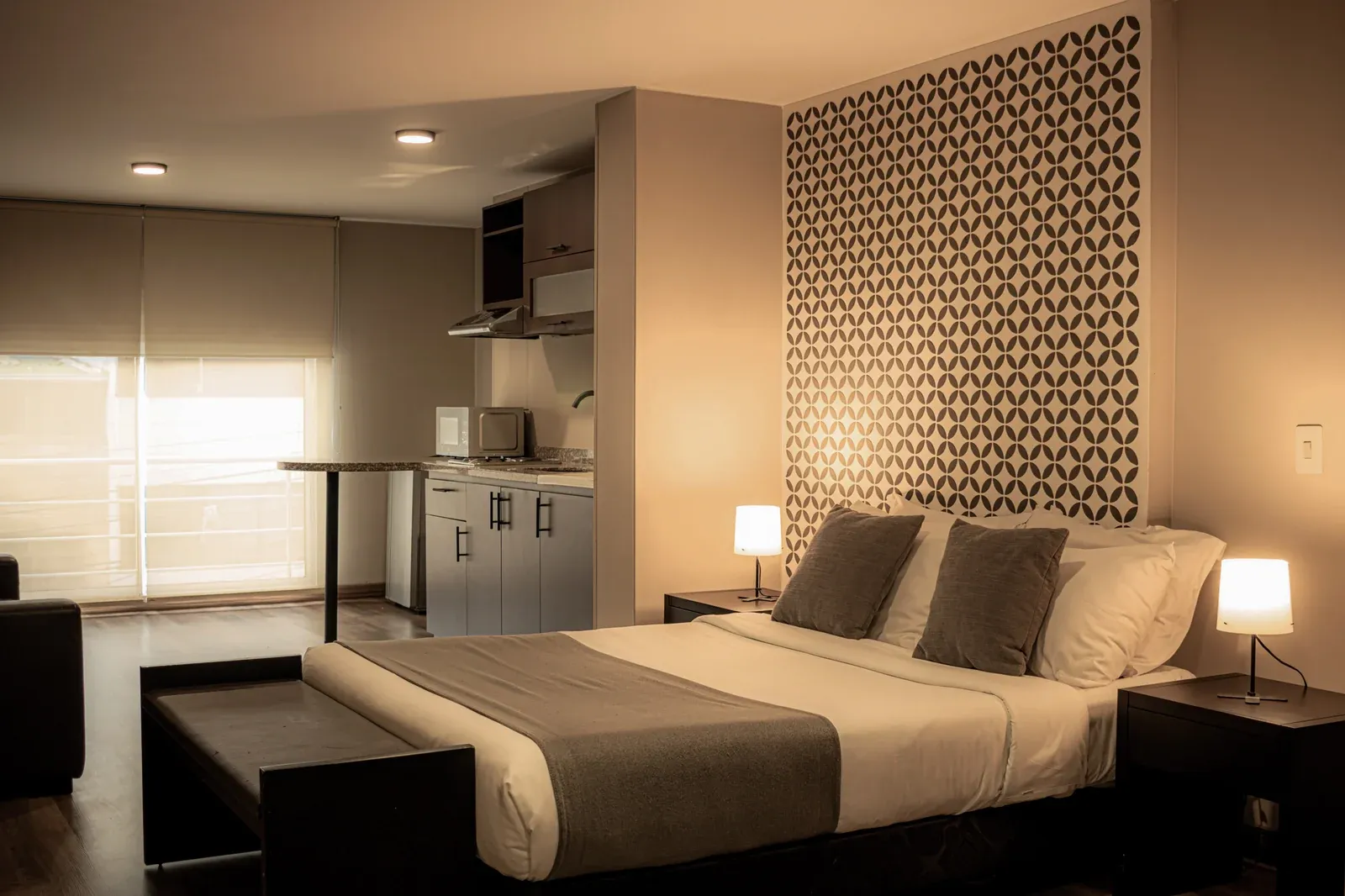 Cama doble y sala con sofá