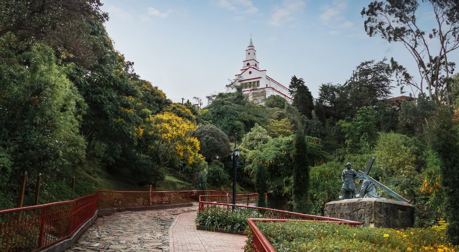 Guía Completa para Visitar Monserrate: Historia, Naturaleza y Vista Panorámica